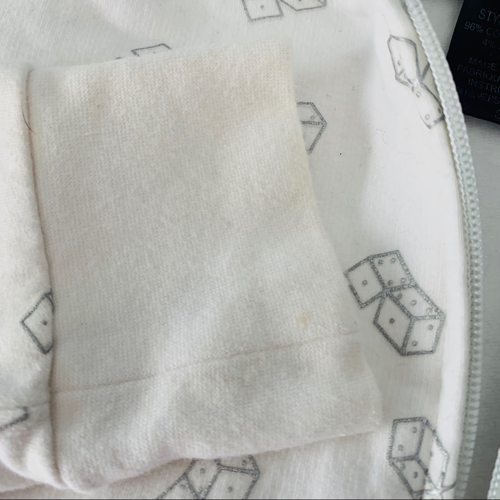 π² π Cute Used Sweater with Dice Patern - Picture 5 of 10
